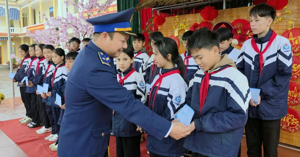 Thanh niên Cảnh sát biển gây quỹ tặng quà Tết học sinh khó khăn