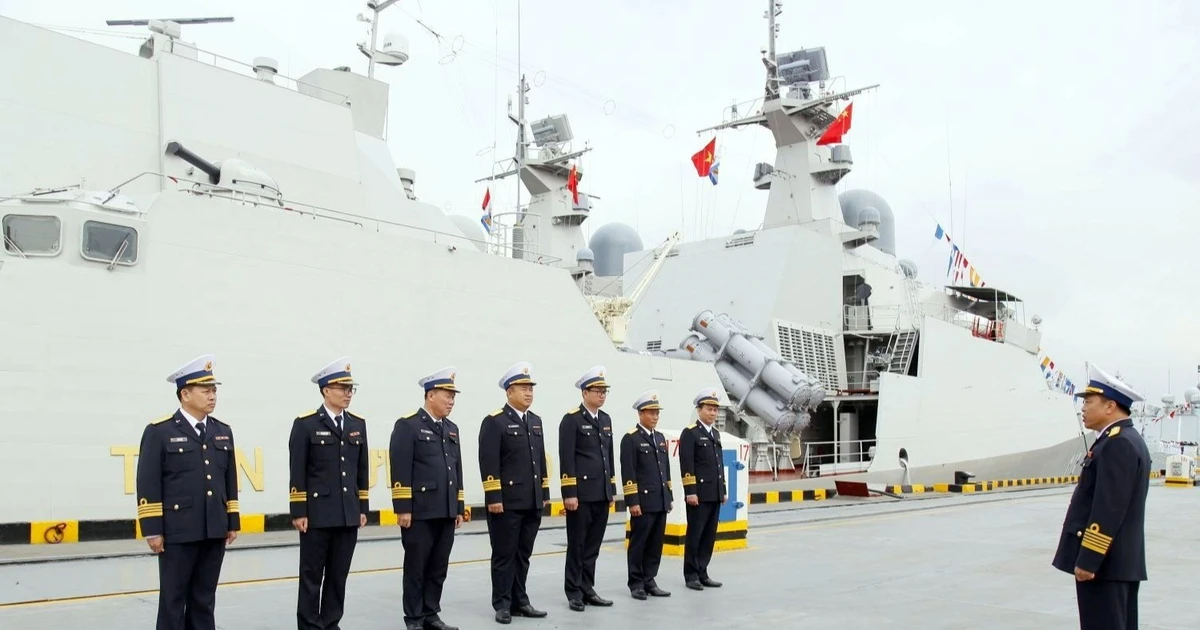 Biên đội tàu Hải quân tổng duyệt đón Bộ trưởng Quốc phòng Việt Nam - Trung Quốc