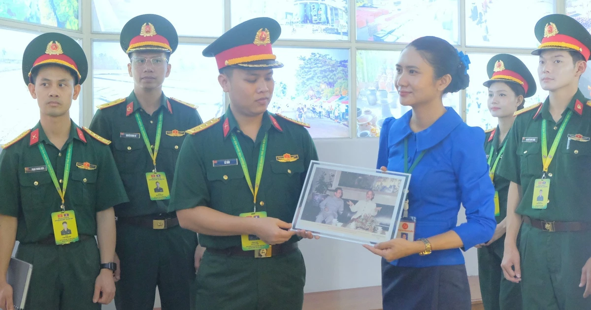 Sĩ quan trẻ Việt Nam - Lào tiếp lửa truyền thống liên minh chiến đấu