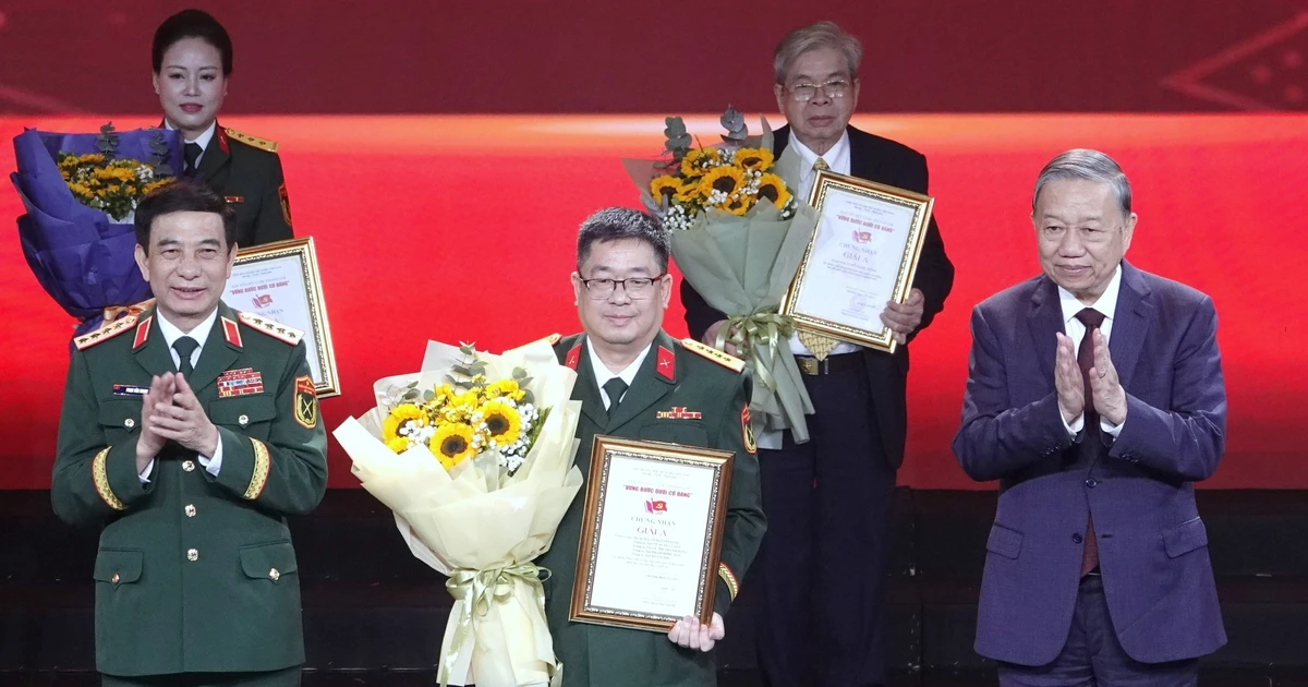 Tổng Bí thư Tô Lâm trao thưởng tác phẩm xuất sắc nhất cuộc thi báo chí ‘Vững bước dưới cờ Đảng’