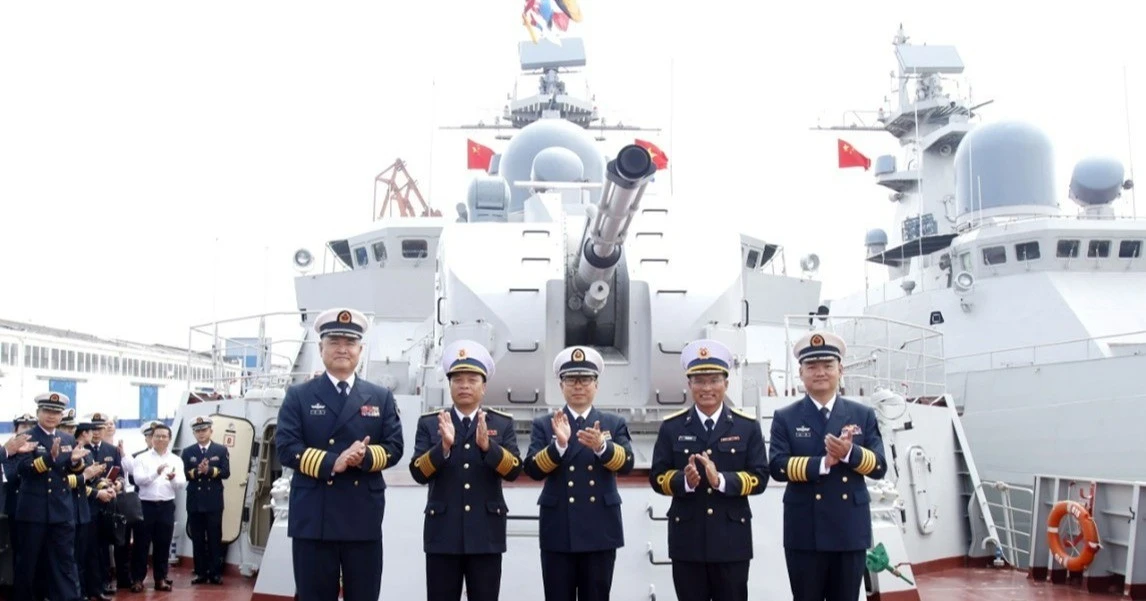 Chỉ huy biên đội tàu Hải quân Việt Nam và Trung Quốc gặp gỡ tại cảng Phòng Thành