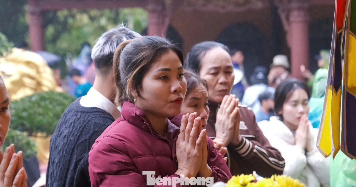 Cứ đến chùa là cầu xin đủ thứ, rải tiền khắp nơi