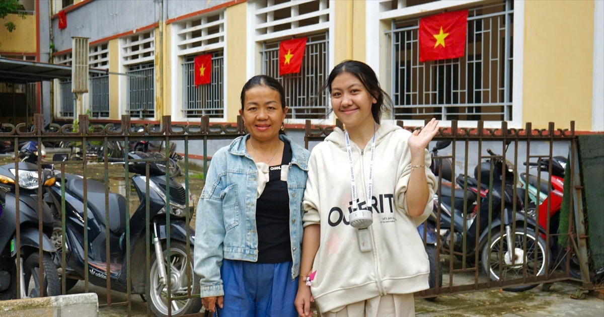 Ngày đầu tiên đến Thủ đô: Ký túc xá Bách khoa mở cửa chào đón mẹ con tân sinh viên Quảng Trị