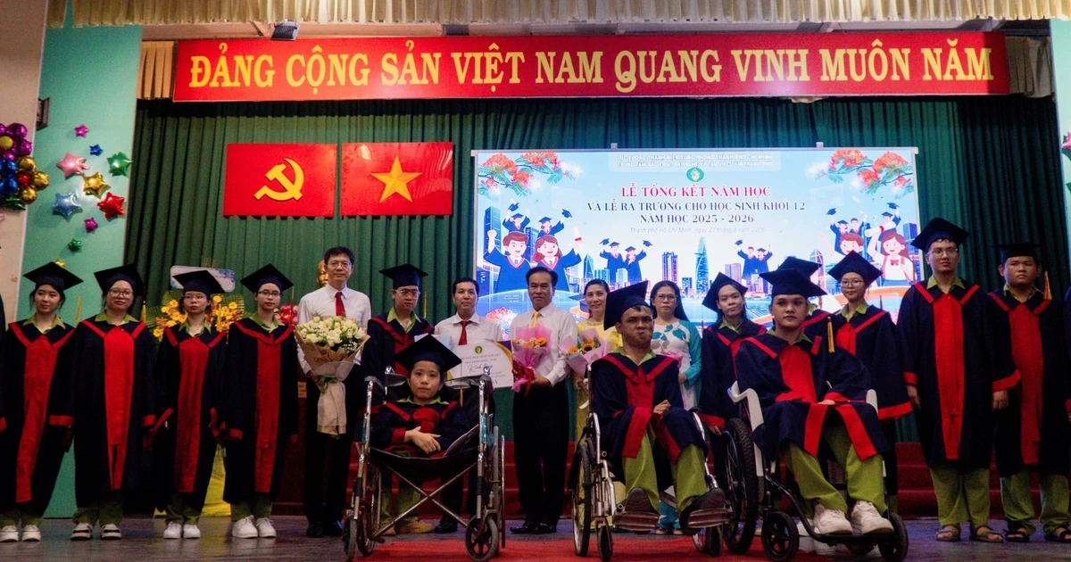 Lễ trưởng thành của những học trò khuyết tật