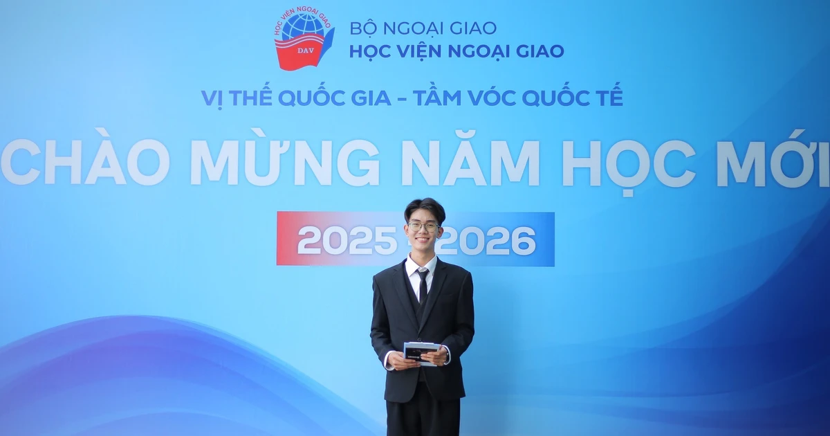 Từ cậu bé nông thôn đến bản lĩnh MC song ngữ tại Học viện Ngoại giao