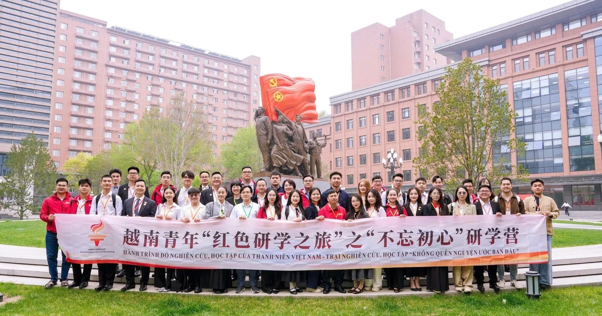 Sinh viên Việt Nam tham gia ‘Hành trình đỏ’ tại Trung Quốc: Những bước chân tuổi trẻ ‘vượt biên giới’
