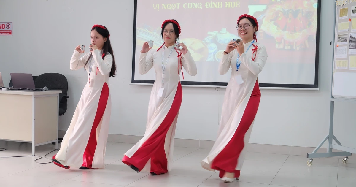 Sinh viên ngành Lưu trữ thi cuối kỳ bằng cách tái hiện không gian Cố đô