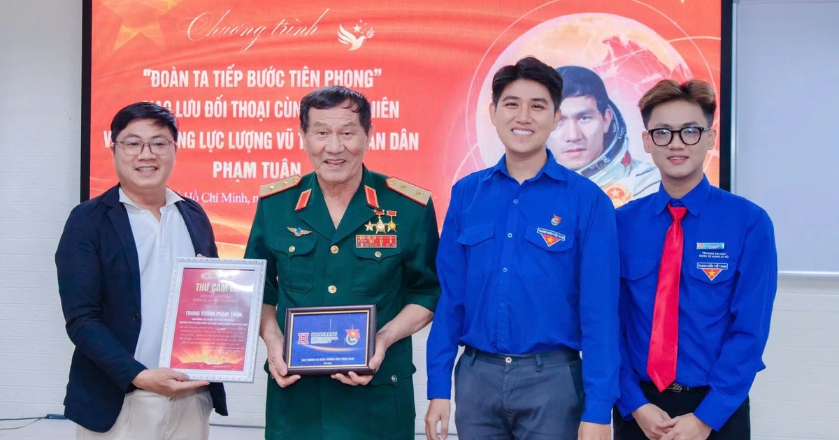 Trung tướng Phạm Tuân, từ Hà Nội vào TP. HCM, gặp gỡ thanh niên trường Đại học Quốc tế Hồng Bàng