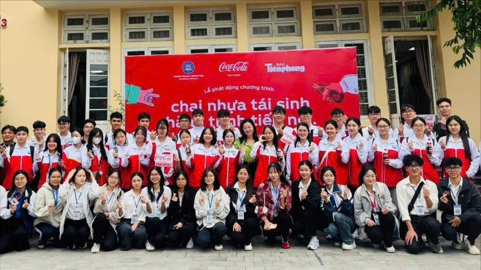Sinh viên Trường Đại học Thủy lợi hào hứng tham gia chương trình 'Chai nhựa tái sinh – Hành trình tiếp nối'