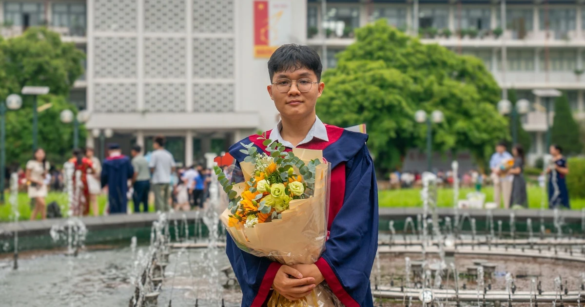 Nhận tin tốt nghiệp sớm loại xuất sắc, nam sinh xúc động nhớ những giờ tăng ca của bố mẹ ở quê