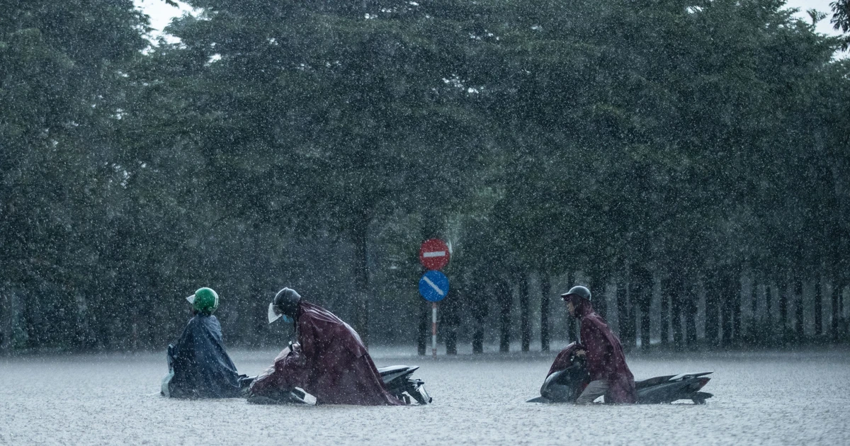 Mỹ Đình lại ngập sâu sau mưa lớn: người trẻ đi làm sớm 2 tiếng vẫn bất lực chôn chân trong biển nước