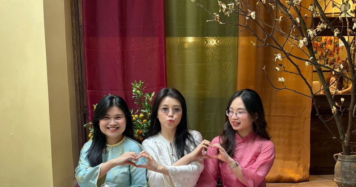 Xếp hàng chụp áo dài cận Tết, quán trà trong ngõ nhỏ Hà Nội bất ngờ đông kín các bạn trẻ