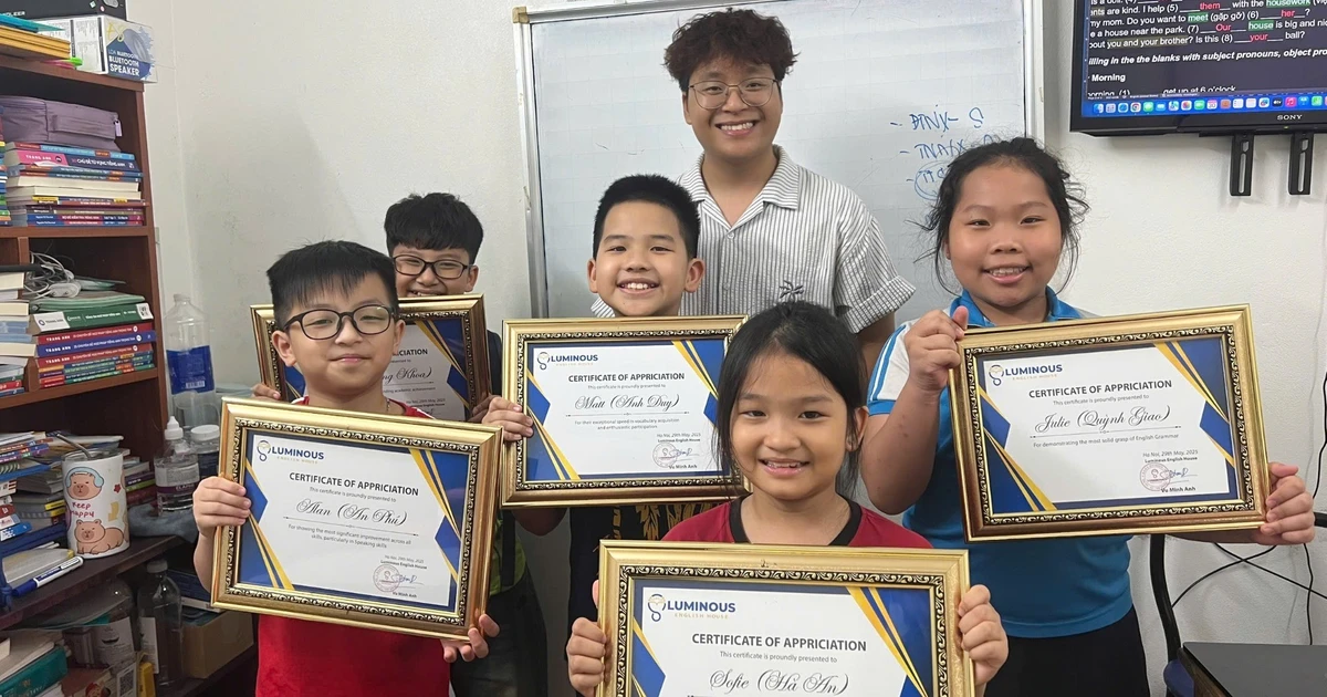 Từ học sinh giỏi Địa lý đến thầy giáo ngoại ngữ Gen Z với lớp học gần 100 học sinh