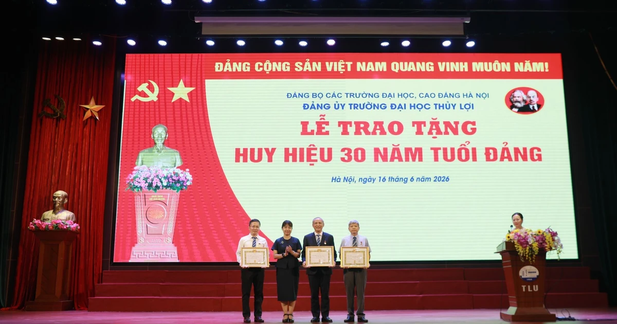 Trường Đại học Thủy lợi tổ chức Lễ trao tặng Huy hiệu 30 năm tuổi Đảng cho 3 đảng viên thuộc Đảng bộ Nhà trường