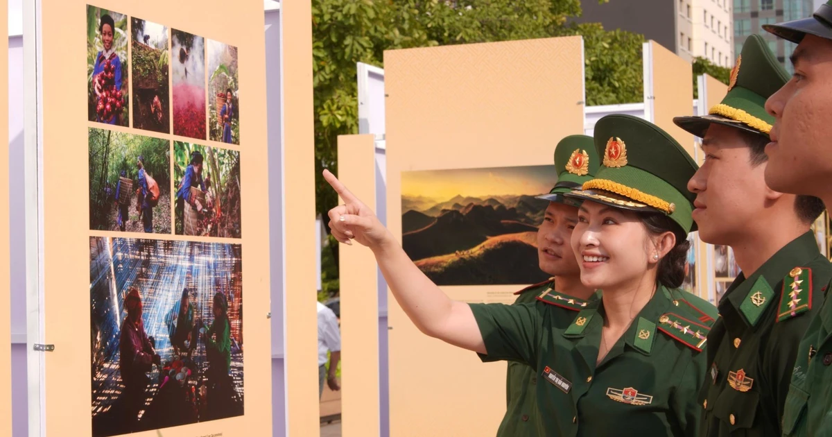 Bạn trẻ Thành phố Hồ Chí Minh tự hào ngắm nhìn "Việt Nam - Một dải non sông" giữa lòng phố đi bộ