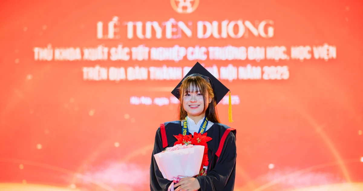 Bàn tay chai sạn của bố mẹ nâng bước con trở thành thủ khoa