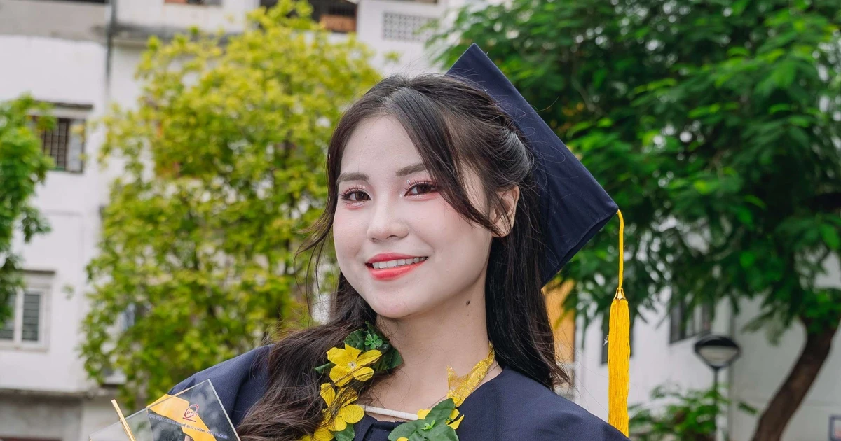 Sau tấm bằng thủ khoa là những ngày đứng bán đào giữa chợ xuân