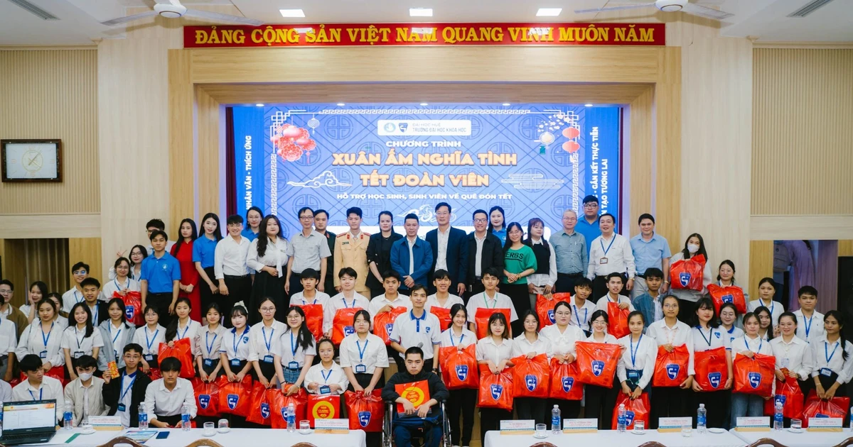 Hội Sinh viên Trường Đại học Khoa học Huế hỗ trợ sinh viên về quê đón Tết