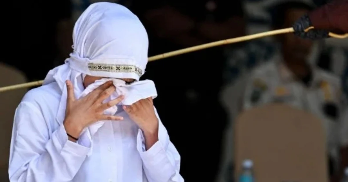 Indonesia: Cô gái gục ngã sau khi bị đánh 140 roi vì quan hệ ngoài hôn nhân và uống rượu