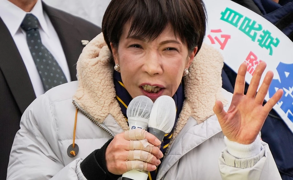 Người Nhật Bản đi bầu cử trong tuyết dày kỷ lục