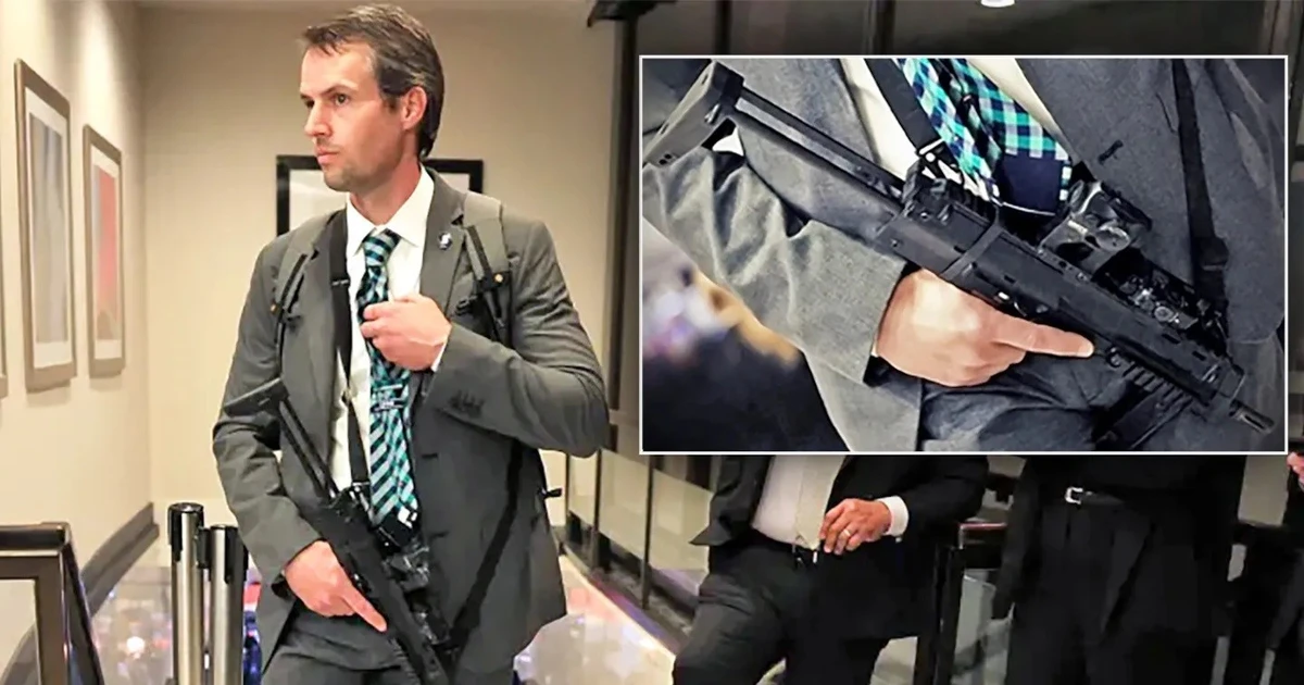 Súng MP7 bất ngờ gây bão khi xuất hiện trong tay đặc vụ mặc vest lịch lãm