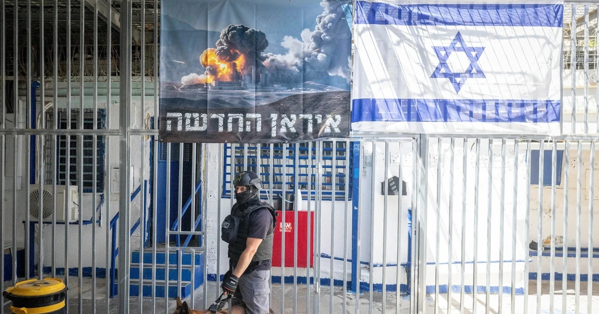 Thiếu niên 14 tuổi bị truy tố vì làm gián điệp, sơn khẩu hiệu cho Iran để lấy tiền, Israel không kích trung tâm tàu ngầm