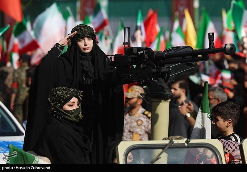 Iran nói cùng Trục kháng chiến đối phó kẻ thù, tung bộ ảnh phụ nữ tuần hành ủng hộ quân đội