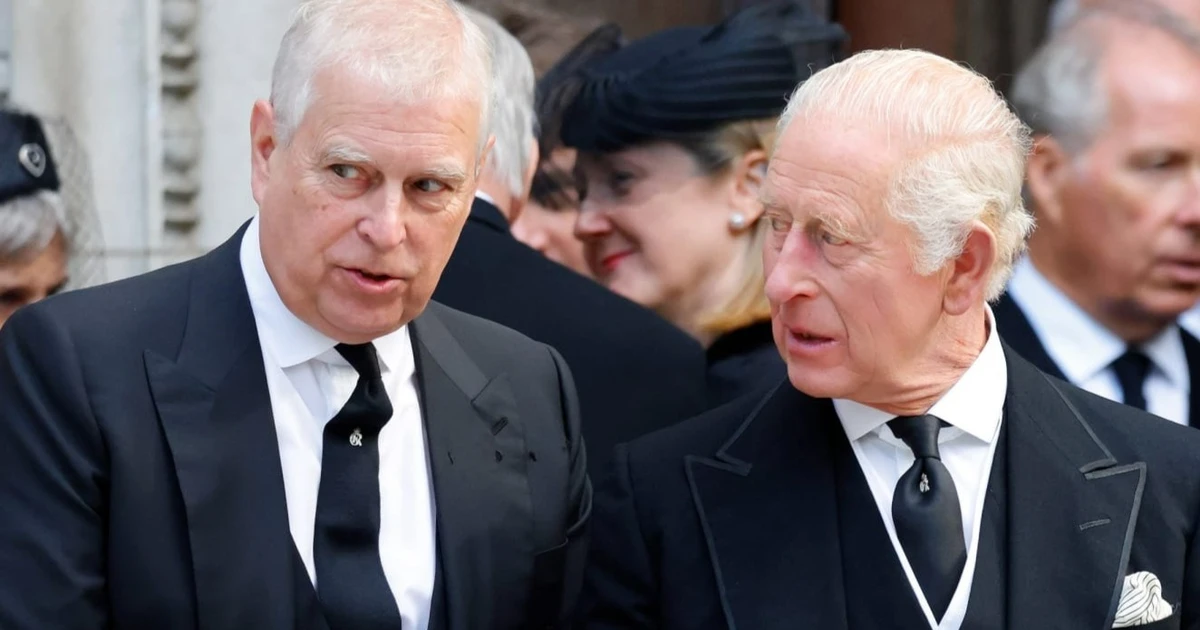 Vua Charles giáng em trai Andrew làm thường dân