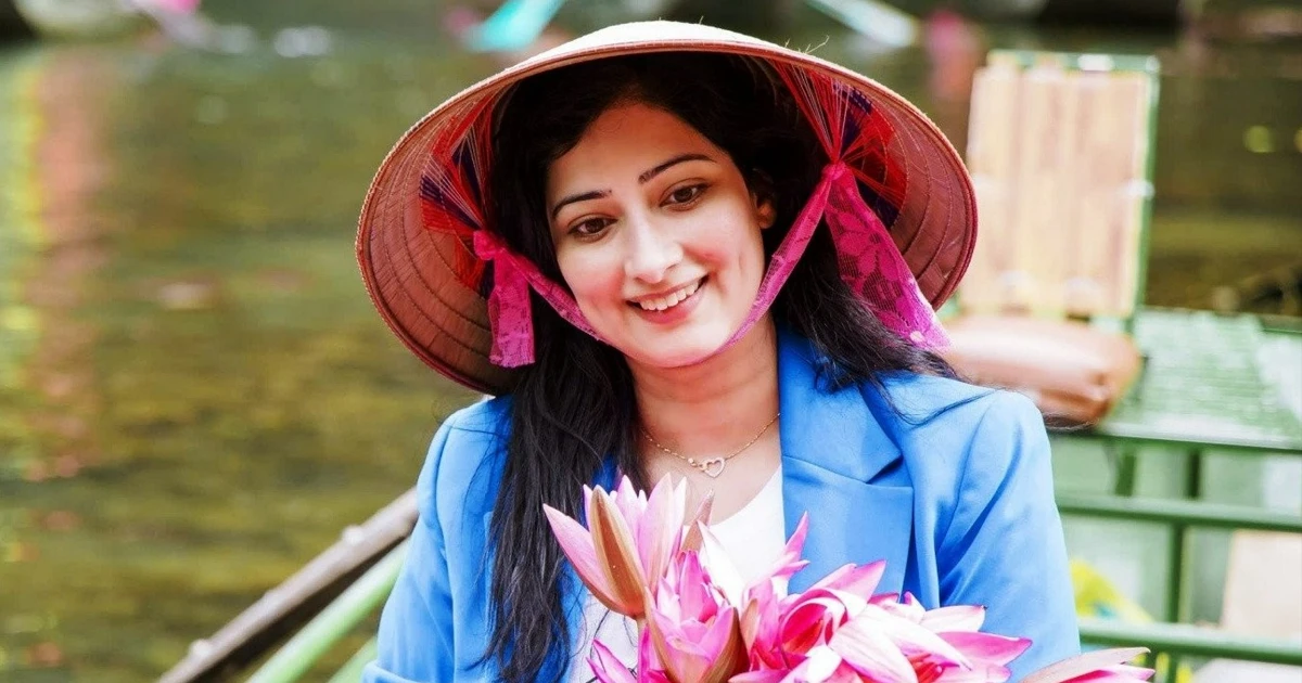 Đoàn phim Ấn Độ ấn tượng với sắc hồng trên dòng Ngô Đồng ở Ninh Bình