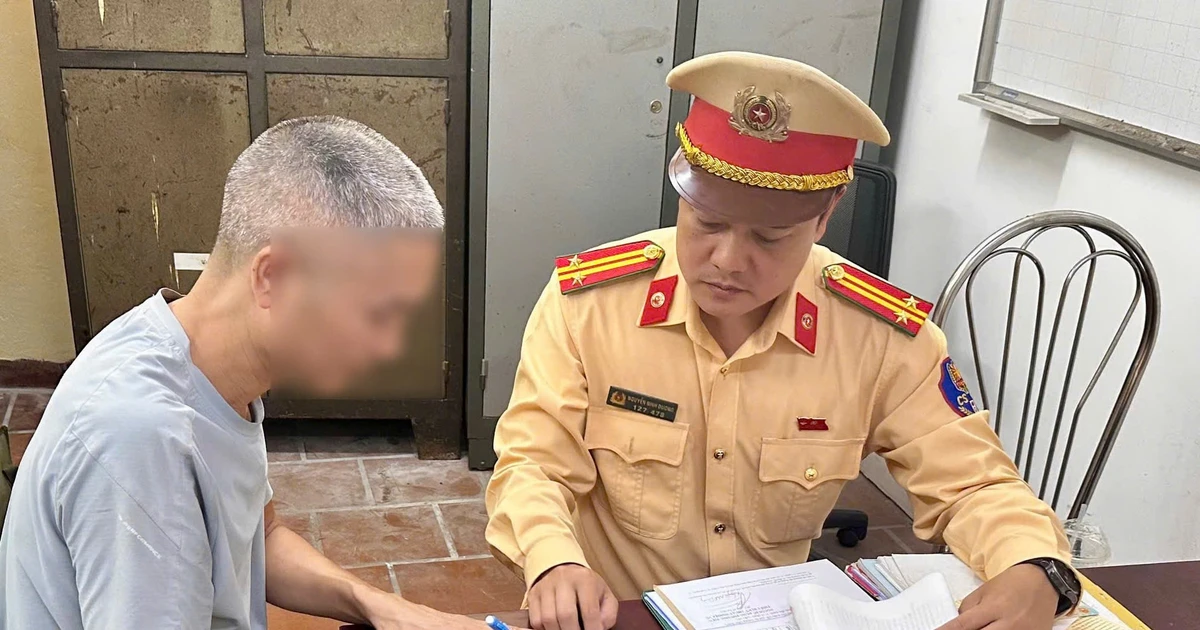 Xử phạt tài xế xe tải làm rơi vãi bùn đất ra đường Võ Chí Công khiến người đi xe máy trượt ngã