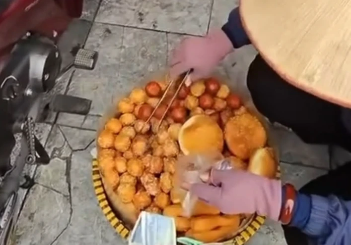 Hà Nội: Xác minh thông tin du khách bị 'chặt chém' 420 nghìn đồng cho 10 chiếc bánh rán