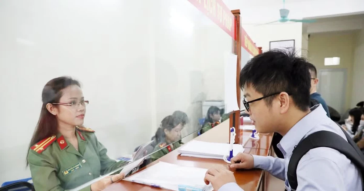 Từ hôm nay, người dân có thể sử dụng phiếu lý lịch tư pháp điện tử thay bản giấy