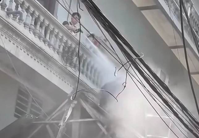 Clip gây xôn xao: Người thợ trên mái nhà bị xịt nước từ tầng cao, công an vào cuộc