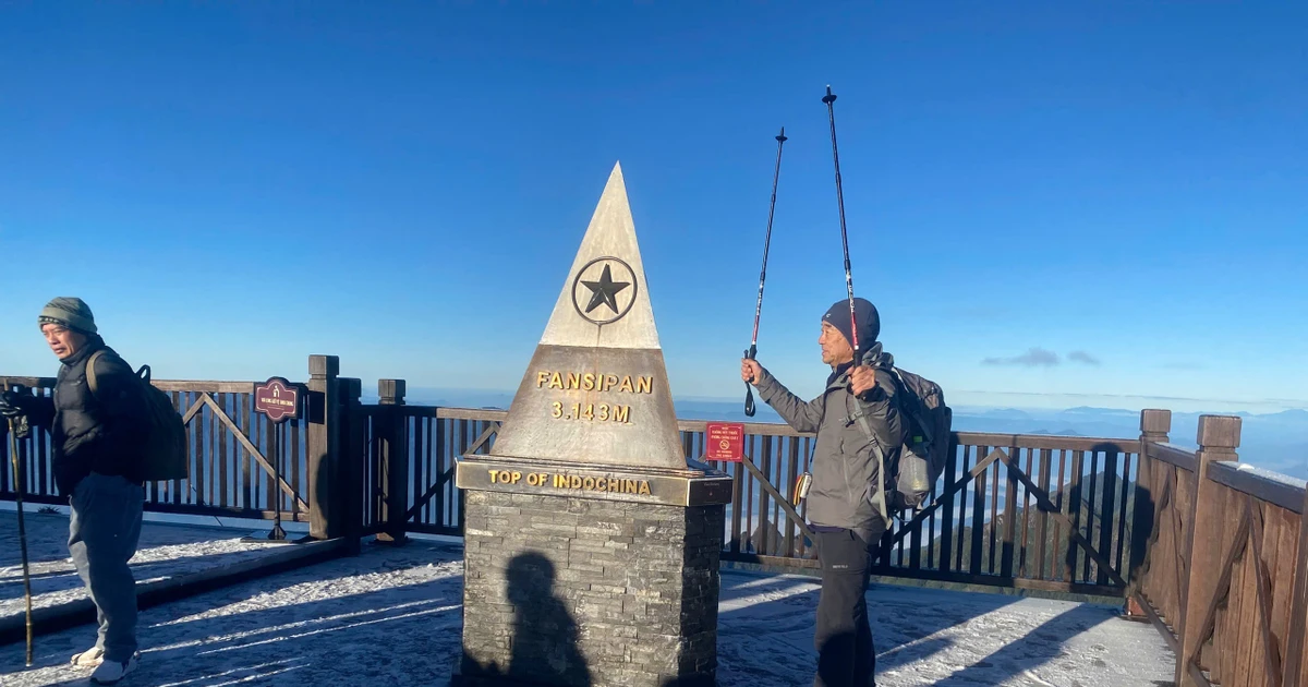 Băng giá phủ trắng Fansipan