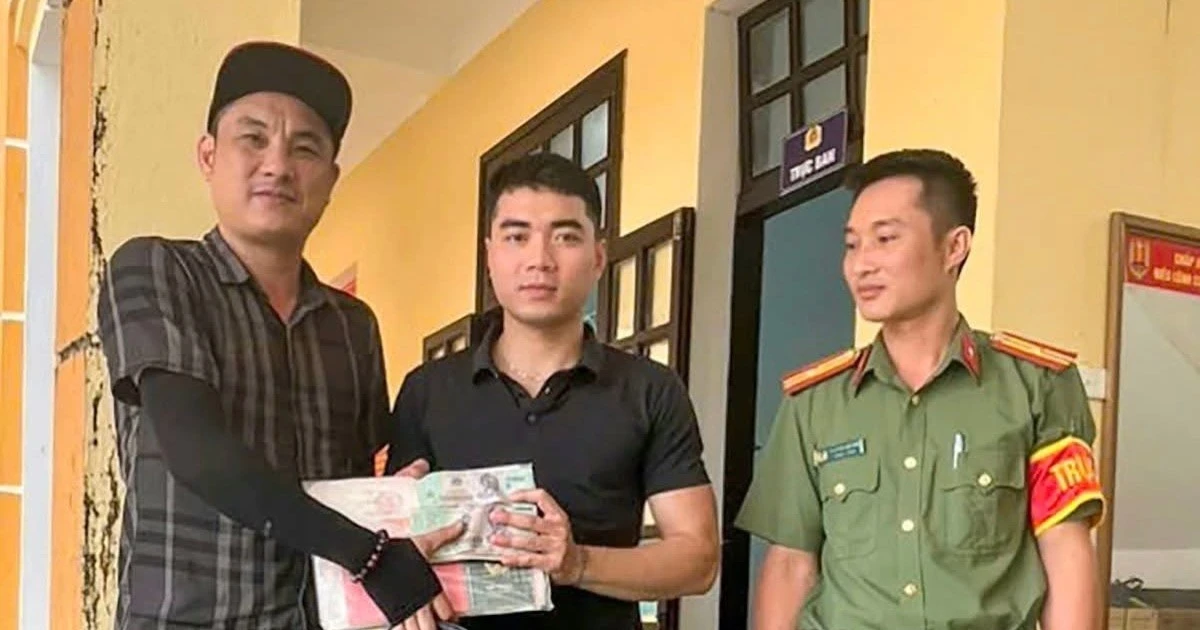 Thanh niên chạy bộ nhặt được chiếc cặp chứa hàng trăm triệu đồng