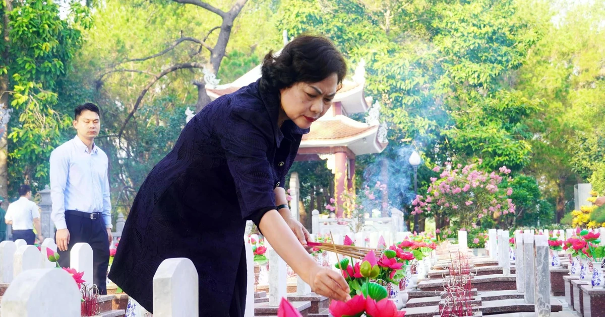 Lãnh đạo Quốc hội dâng hương tri ân anh hùng liệt sĩ tại Quảng Trị