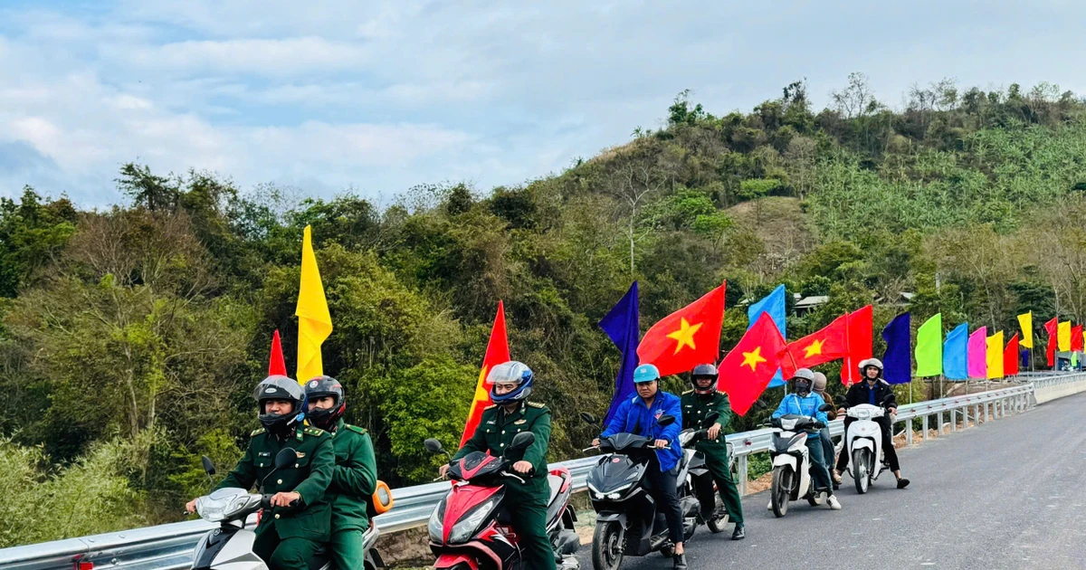 Rực rỡ cờ hoa nơi biên giới Quảng Trị trước ngày hội lớn của đất nước