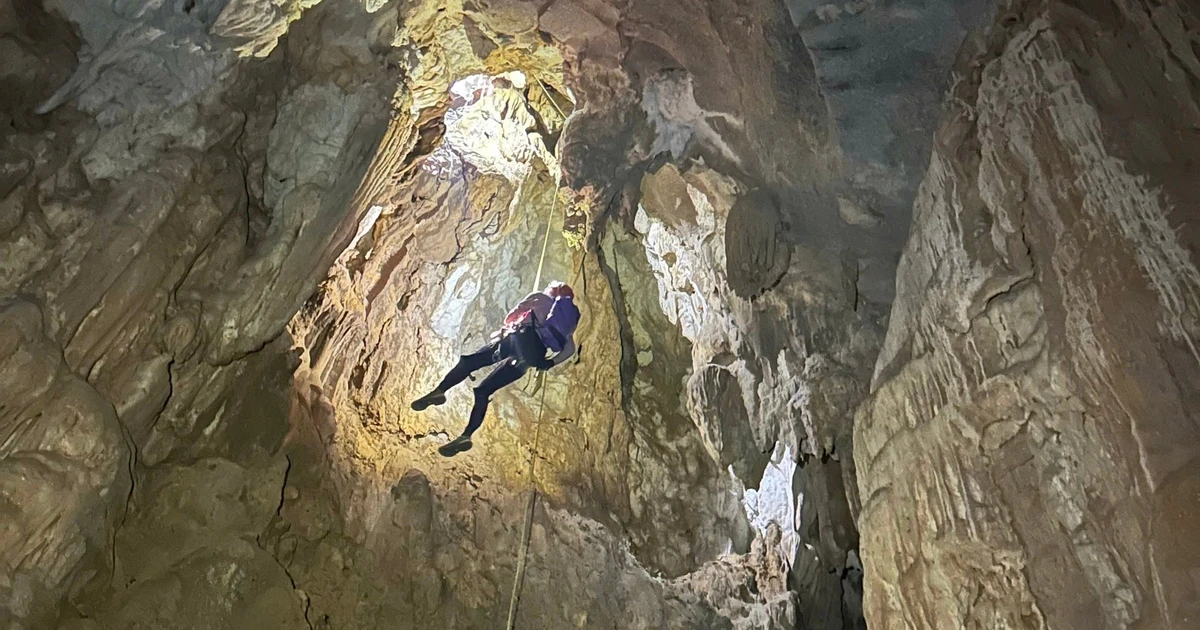 CLIP: Băng rừng, vượt suối, đu dây giải mã ‘mê cung’ trong lòng Phong Nha – Kẻ Bàng
