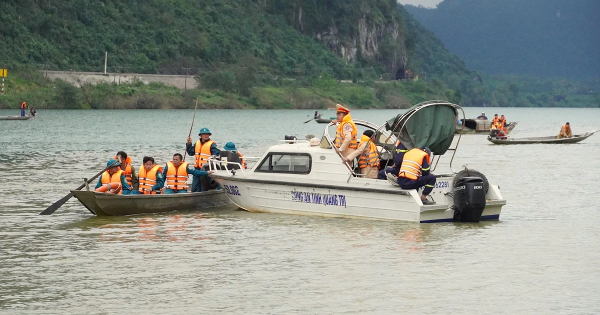 Vẫn chưa tìm thấy hai người trong vụ chìm thuyền trên sông Gianh trưa mùng 3 Tết