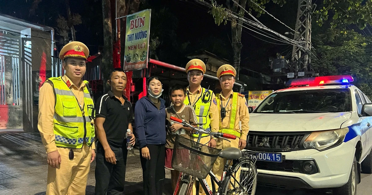 CSGT hỗ trợ bé trai đi xe đạp lạc hơn 150km