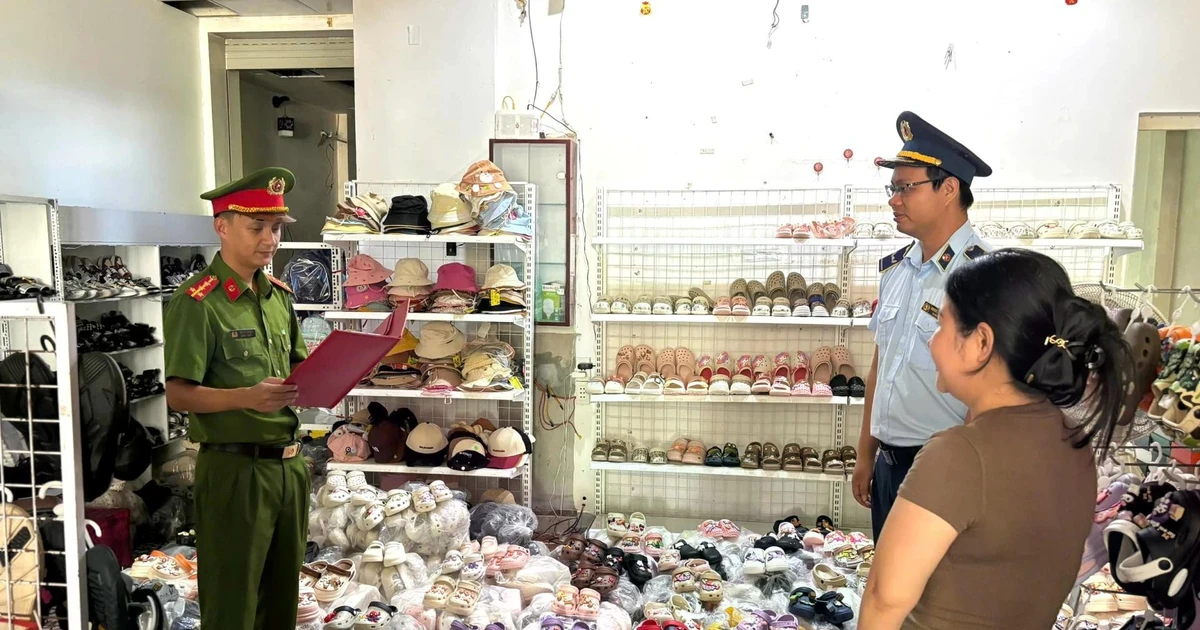 Khởi tố hai chủ cơ sở buôn bán hàng 'fake'