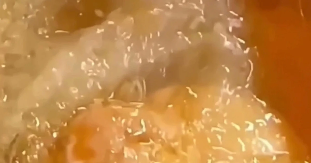 Clip dòi bò lúc nhúc trong hộp xôi mua tại tiệm bánh mì gây xôn xao dư luận ở Quảng Trị