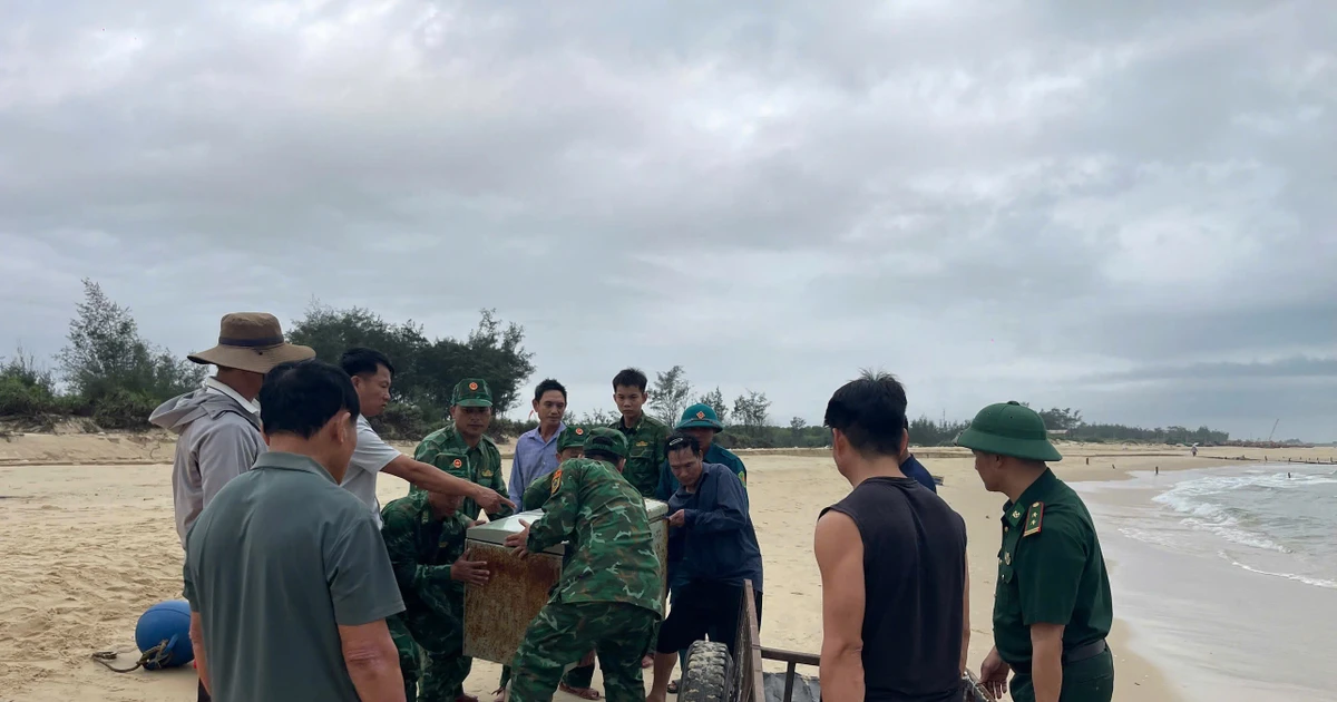 Tàu cá chìm do dông lốc, 2 ngư dân Quảng Trị bơi gần 1km vào bờ