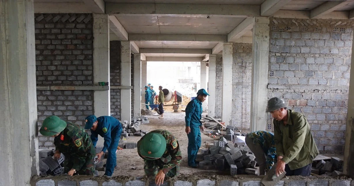300 cán bộ, chiến sĩ được huy động ‘giải cứu’ tiến độ trường nội trú vùng biên Quảng Trị