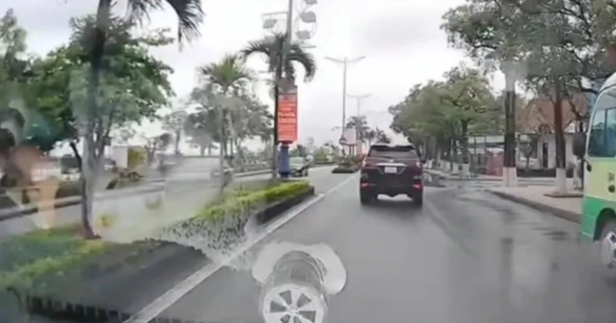 Xác minh ô tô bật đèn cảnh báo nhưng nhiều lần ‘khóa lối’ xe phía sau