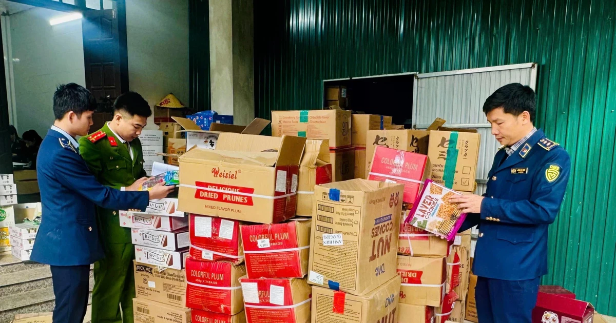 Tạm giữ hơn 1.300 đơn vị thực phẩm không rõ nguồn gốc tại một cơ sở kinh doanh ở Quảng Trị