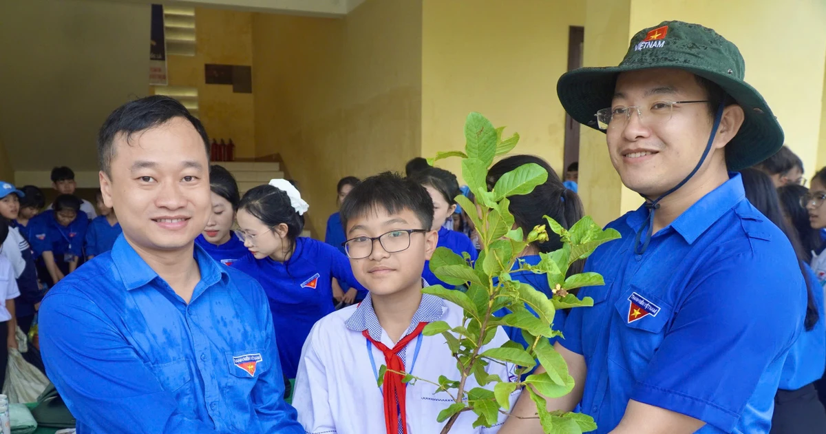 Trao hơn 320 triệu đồng an sinh tại lễ ra quân Tháng Thanh niên 2026 của tuổi trẻ Quảng Trị