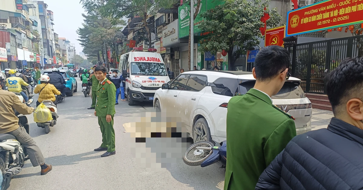 Hà Nội: Người dân cùng nhau nâng ô tô đưa một phụ nữ mắc kẹt dưới gầm xe ra ngoài