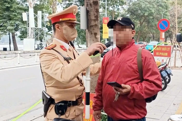 CSGT Hà Nội phát hiện nhiều vi phạm nồng độ cồn mức cao trong ngày 2/1