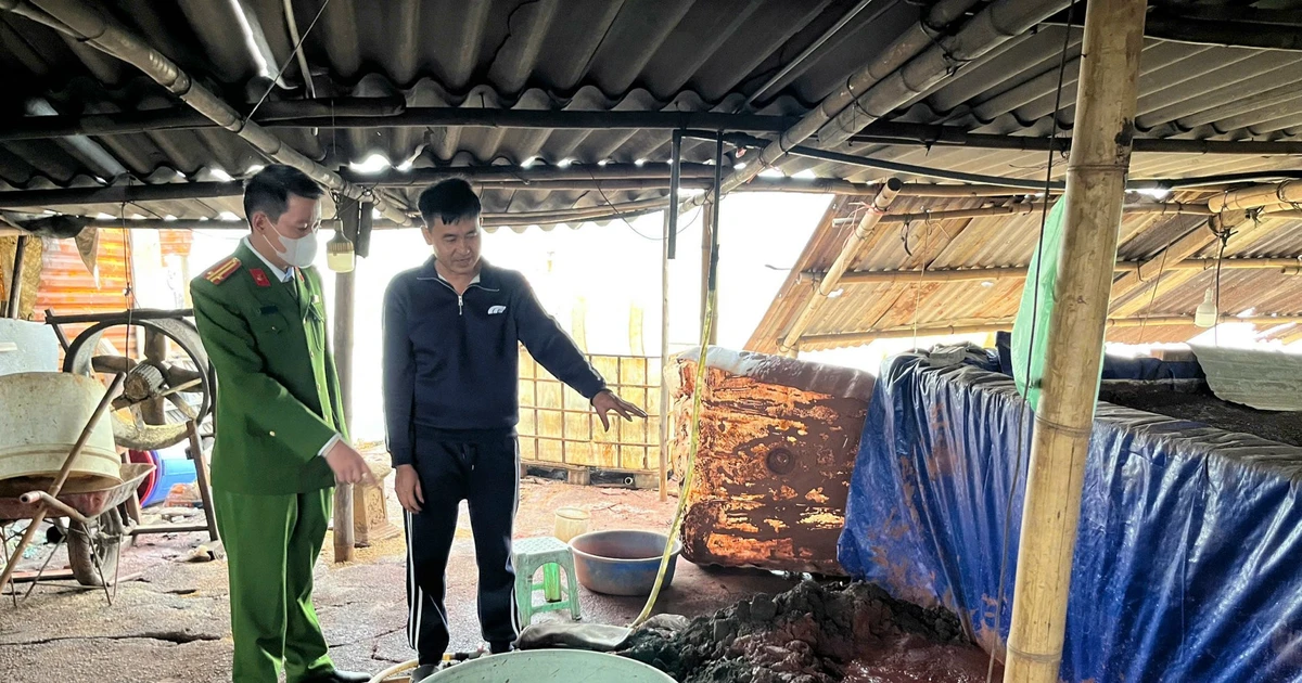 Hà Nội: Phát hiện 2 xưởng phân tách vàng, bạc từ phế liệu xả 'trộm' 6,7 tấn chất thải nguy hại ra môi trường